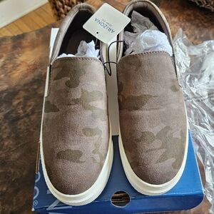 Symphony Slip on Camo Pattern  Women's Shoes sz 9